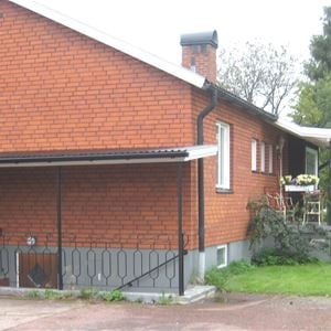 A single-storey villa with a basement.
