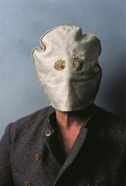  &copy; Sveriges Fängelsemuseum, man i ansiktsmask av tyg