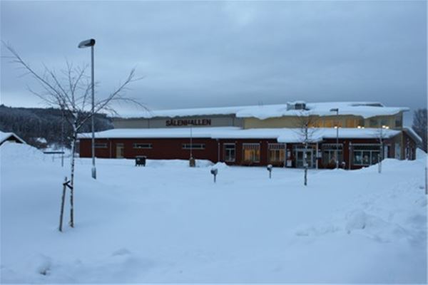 Utsidan av Sälenhallen med snö runt byggnaden. 