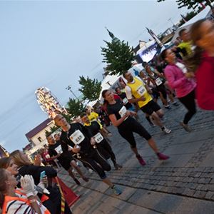 Midnattsloppet med löpare på torget