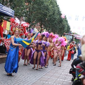 Festivalparad med sambadansare