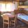 Våningssäng i furu med runt matbord med stolar.