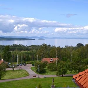 Utsikt över uppfarten till hotellet och Siljan i bakgrunden. 