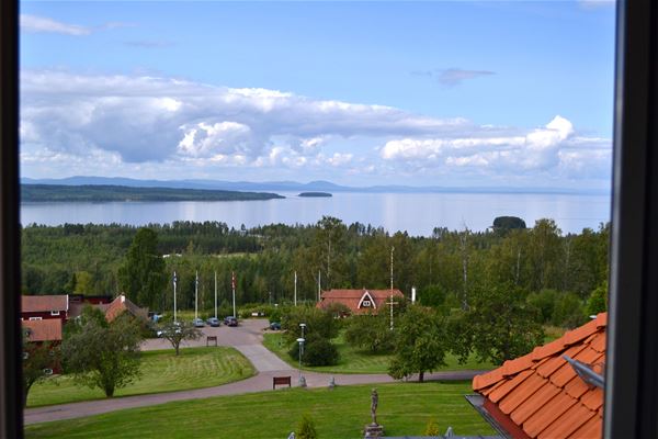 Utsikt över uppfarten till hotellet och Siljan i bakgrunden.  