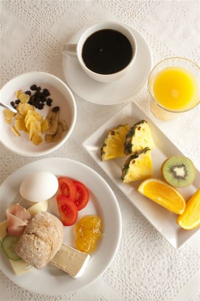 Frukost med kaffe och frukt. 