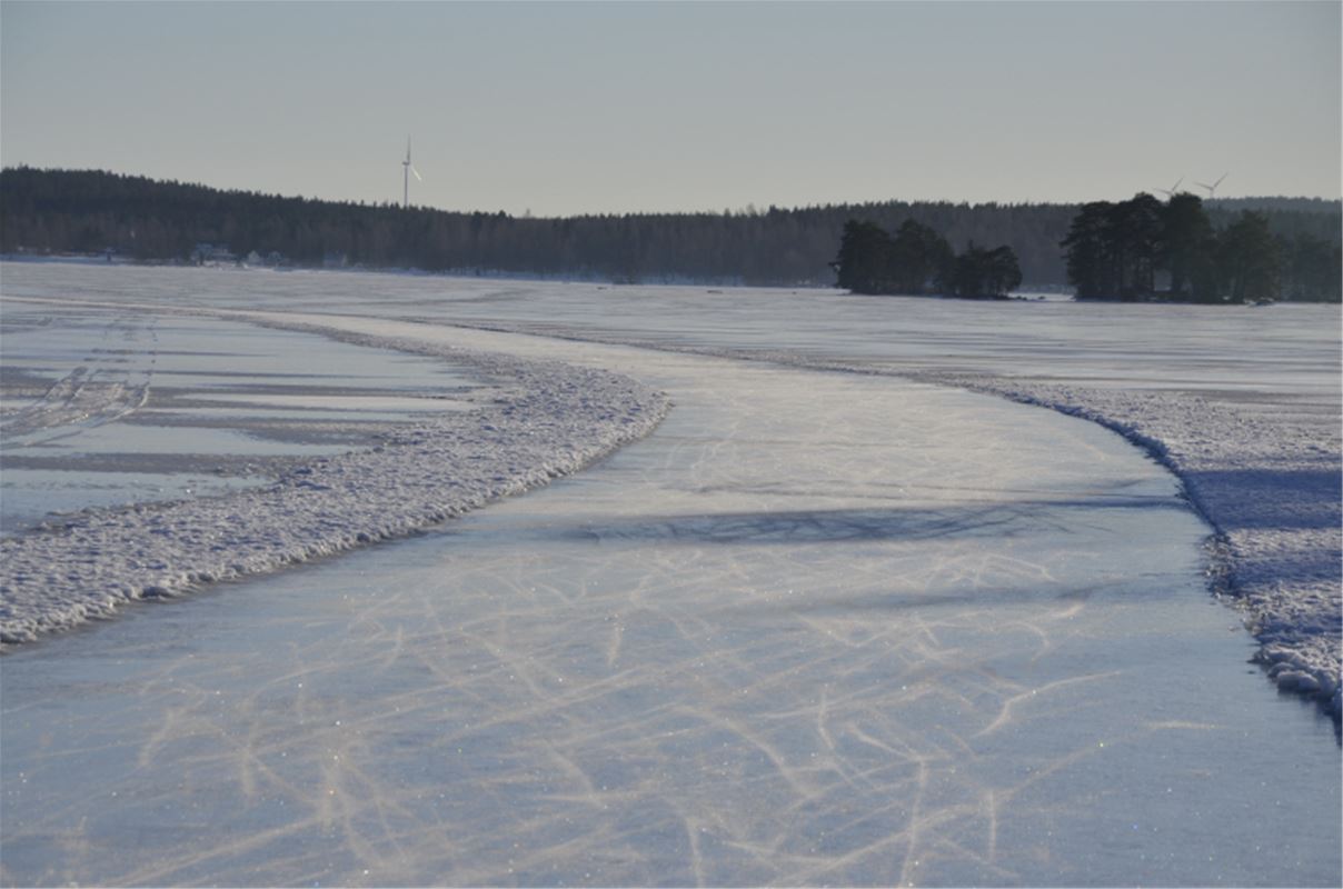 Plogad isbana på en sjö.