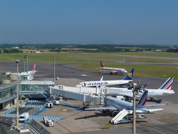 French guided tour: Behind the scenes Airport