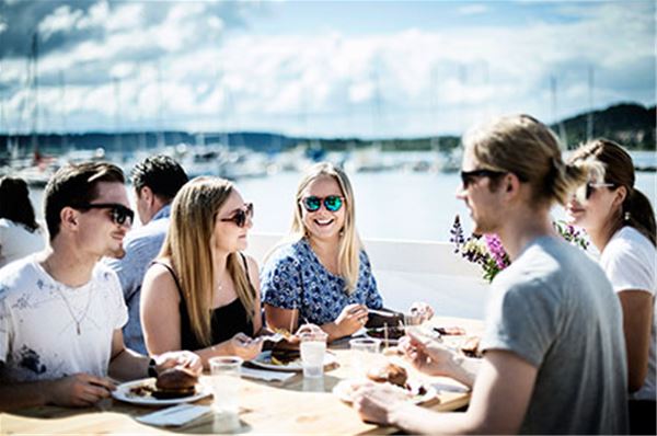 Foto: Sandra Lee Petersson,  &copy; Copy: Visit Östersund, Ett sällskap med killar och tjejer som äter middag