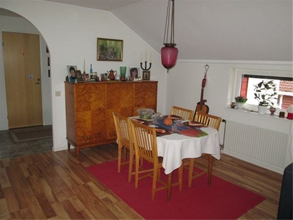 Dining table with four chairs. 