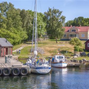 Tärnö jetty with cottages in the background
