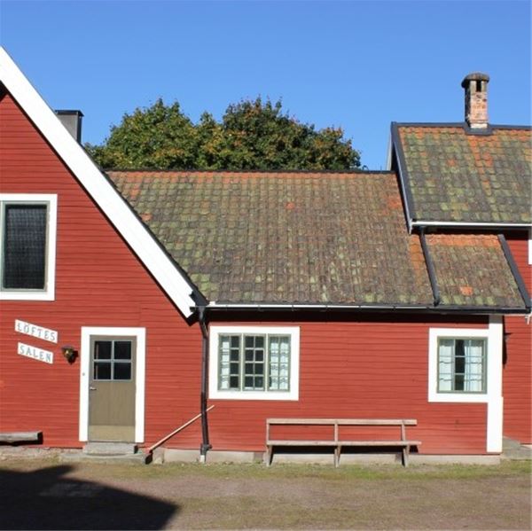 Annexet med rödmålat hus med vita foder.  