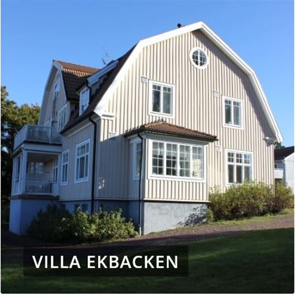Villa Ekbacken med tvåvåningshus med ljus panel och brutet tak.  
