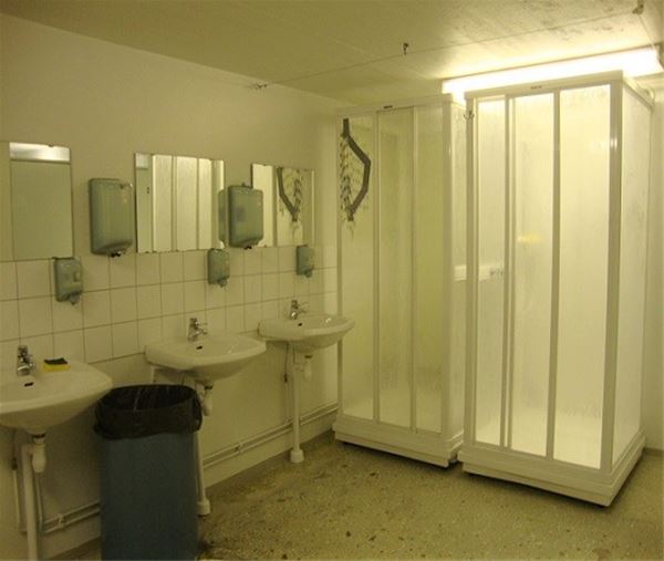 Rum med tvättställ och två duschkabiner. 
