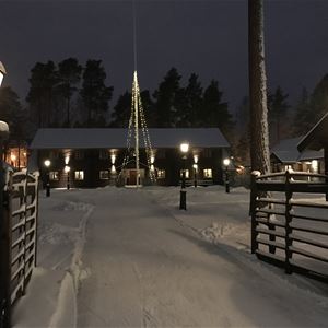 Entrance to Rättviksgården during winter.