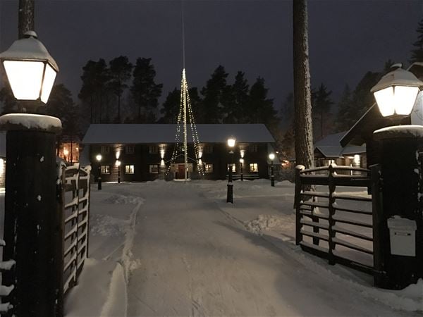 Entré till Rättviksgården under en vinterkväll. 