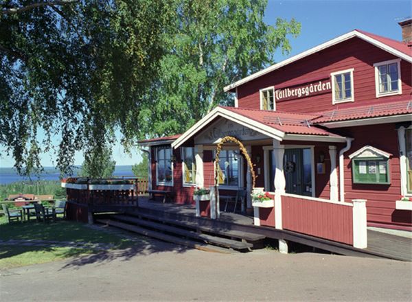 Exterior of the hotel Tällbergsgården during summer. 