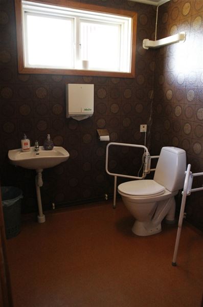Toalett som är handikappanpassad.  
