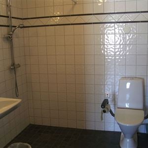 Toalett som är handikappsanpassad.