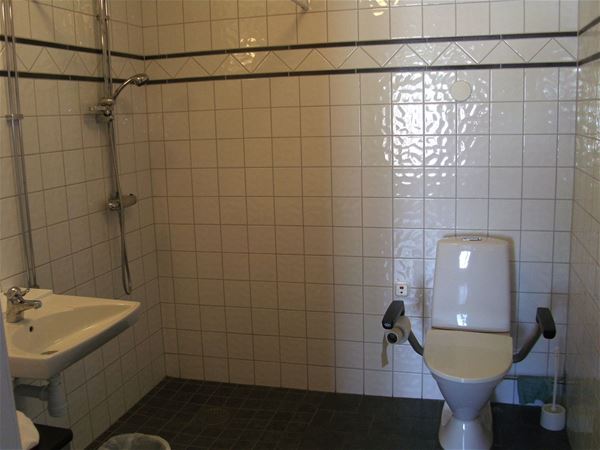 Toalett som är handikappsanpassad. 