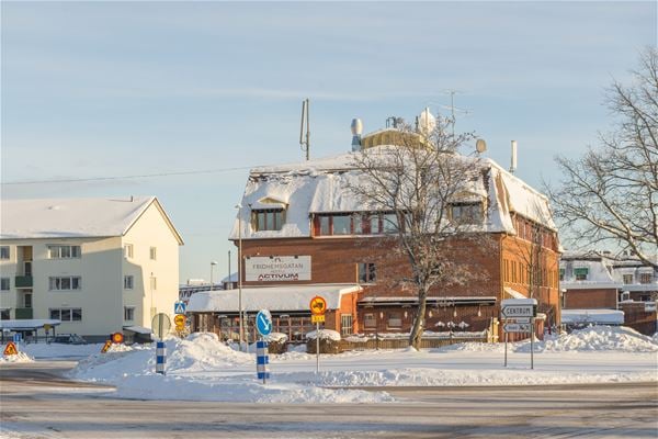 Exterior of Hotel Fridhemsgatan during winter. 