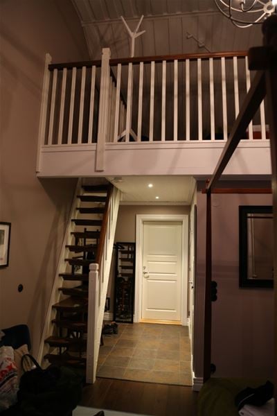 Rum med trappa upp till ett loft. 