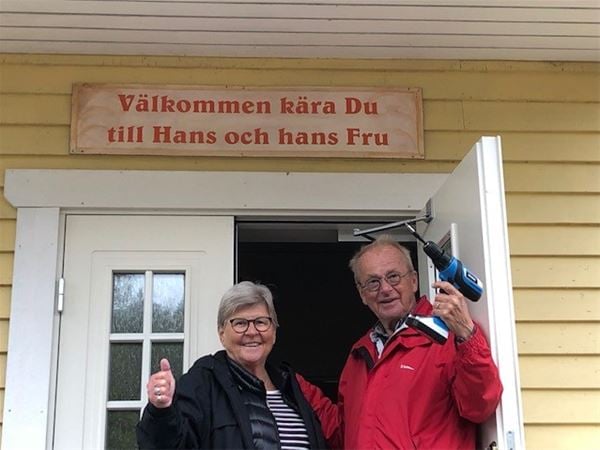 Värdparet Karin och Hans står i entrédörren.  