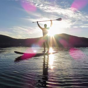 © Jæger Adventure Camp, Stand Up Paddling på en solfylt dag