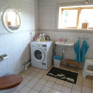 Bathroom with a washing machine.
