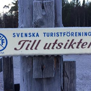 A sign with the text 