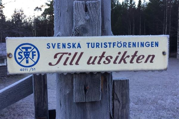 A sign with the text "To Utsikten". 