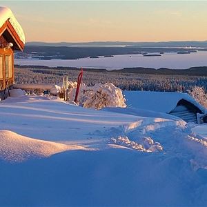 Ett vintrigt landskap över Smidgården.