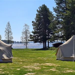 Tält på campingplats.