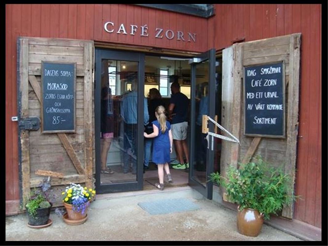 A girl on her way into Café Zorn.