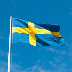 Svenska flaggan hissad, blå himmel