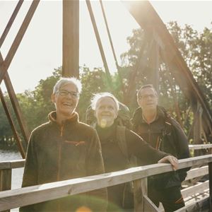Gysinge Herrgård, Tre personer på en bro