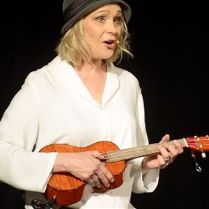  © Copy: https://www.riksteatern.se/forestallningar/som-ett-javla-solsken/202304241900-107449L, Kvinna med ukulele
