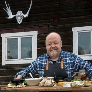 Kalle Moraeus holding a tray with various cheeses. 
