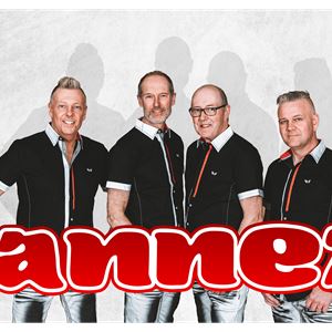  © Copy: Jannez, Fyra män med svart tshirt och med texten Jannez framför
