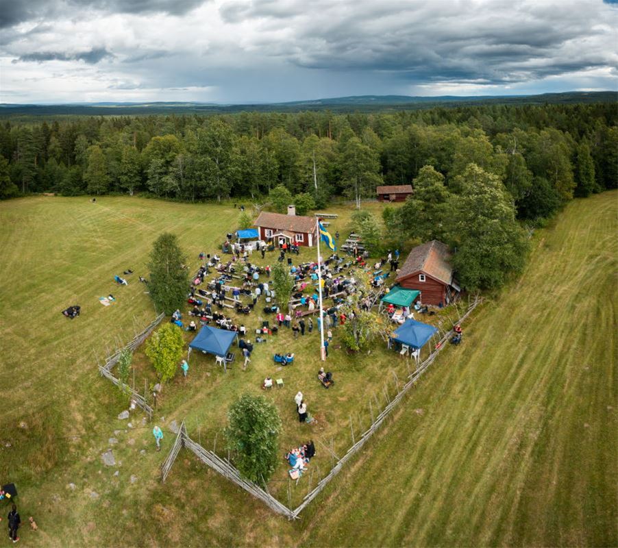 Flygfoto över Luossastugan vid ett evenemang.