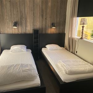 Två sängar i ett litet rum.