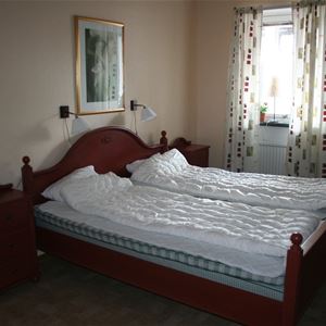A double bed.