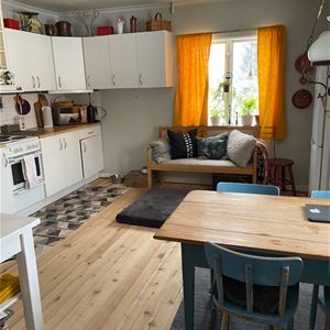 Kitchen with dining table. 