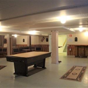 Large room in the basement with pillars. 