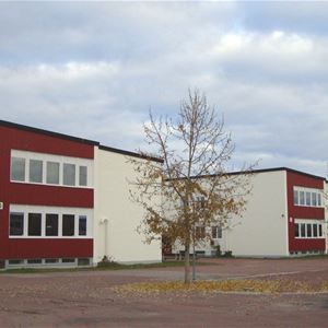 Skolbyggnad i två våningar.