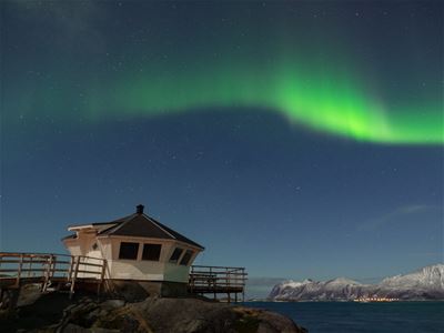 Nordlys over bygning
