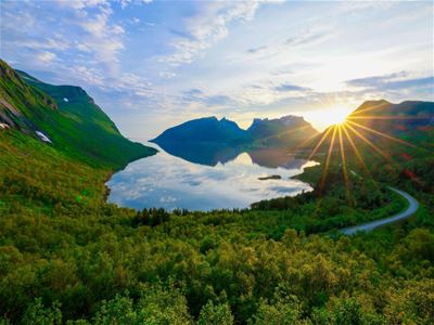 Utsikt over fjord og fjell