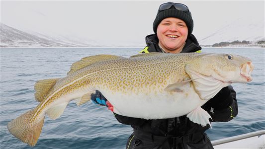 En gjest som holder en fisk