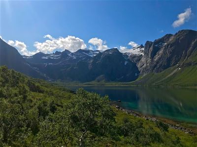 Fjell om sommeren ved vannet