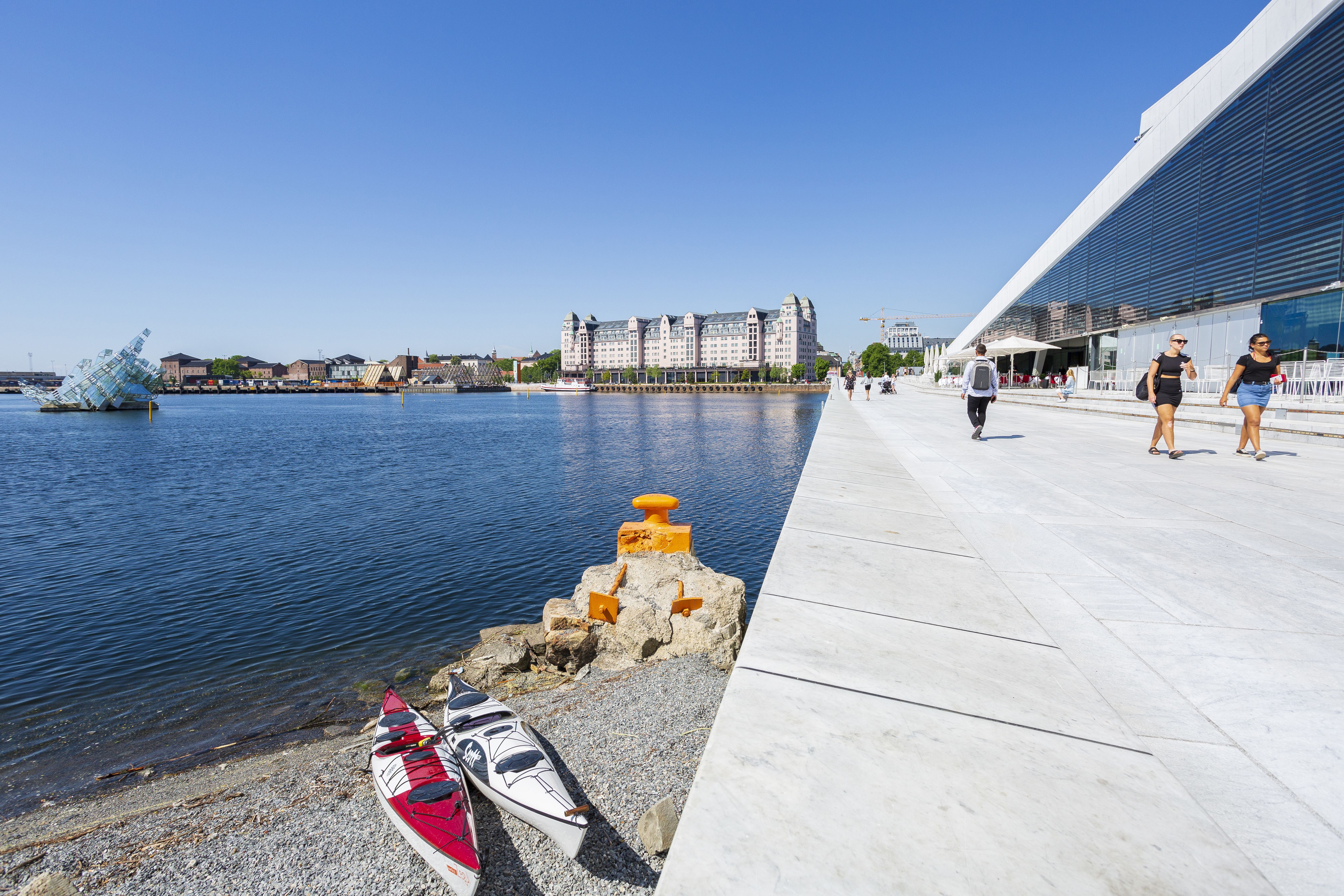 To kajakker parkert på stranden ved Operaen