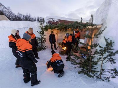 Gjestene får prøve seg på å tenne bål selv